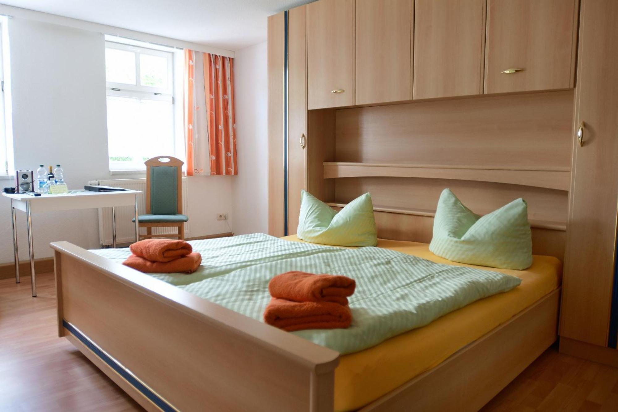 Hotel garni Goldene Henne Arnstadt Zimmer foto