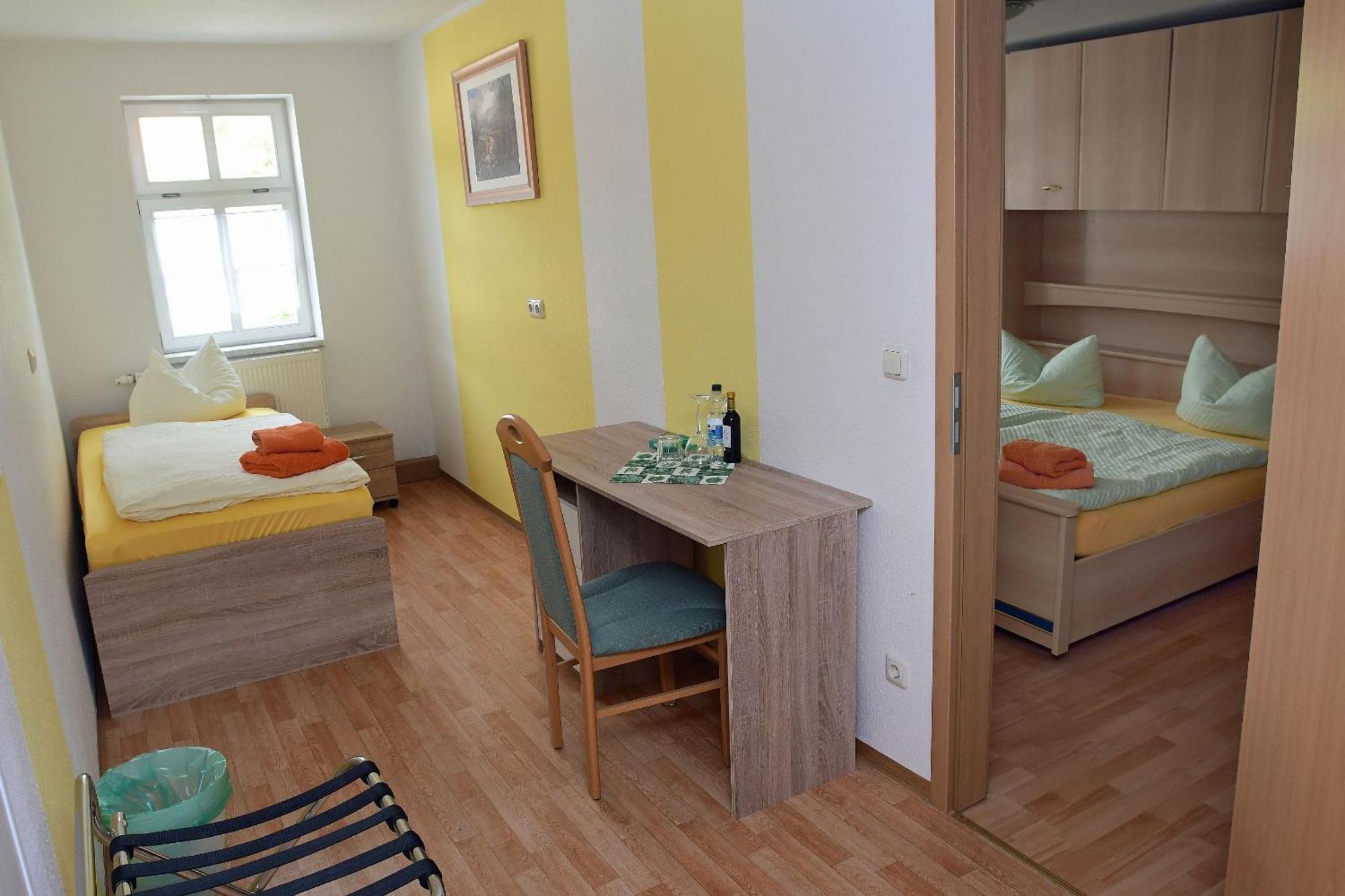 Hotel garni Goldene Henne Arnstadt Zimmer foto