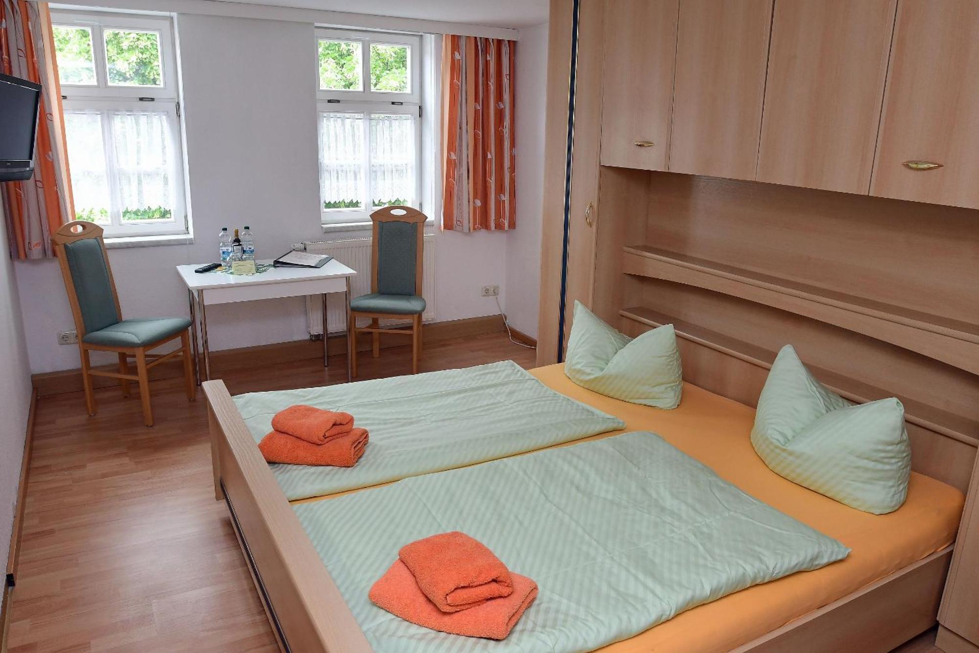 Hotel garni Goldene Henne Arnstadt Zimmer foto