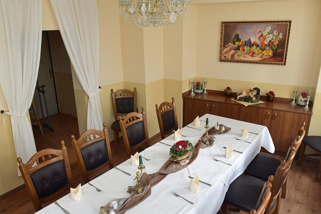 Hotel garni Goldene Henne Arnstadt Exterior foto