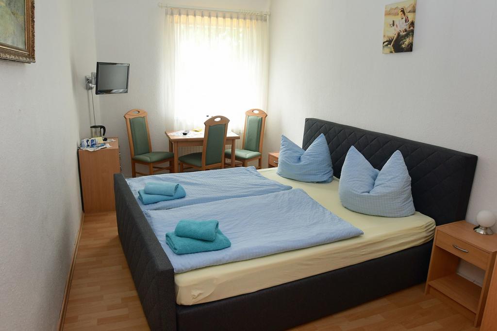 Hotel garni Goldene Henne Arnstadt Zimmer foto