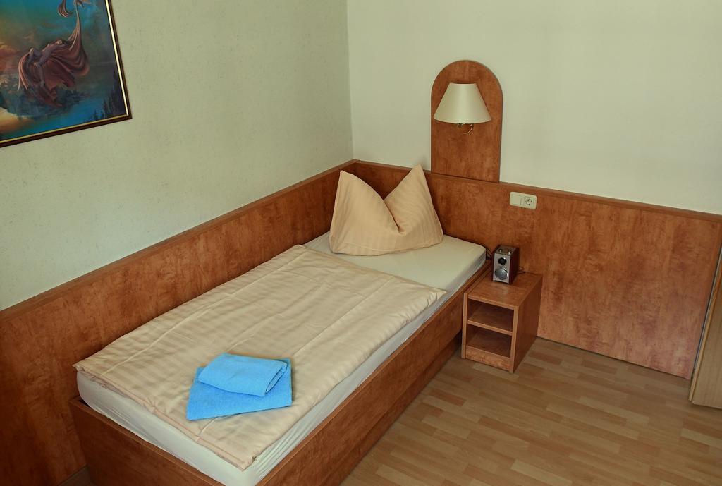 Hotel garni Goldene Henne Arnstadt Zimmer foto