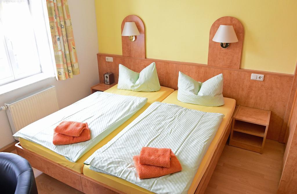 Hotel garni Goldene Henne Arnstadt Zimmer foto