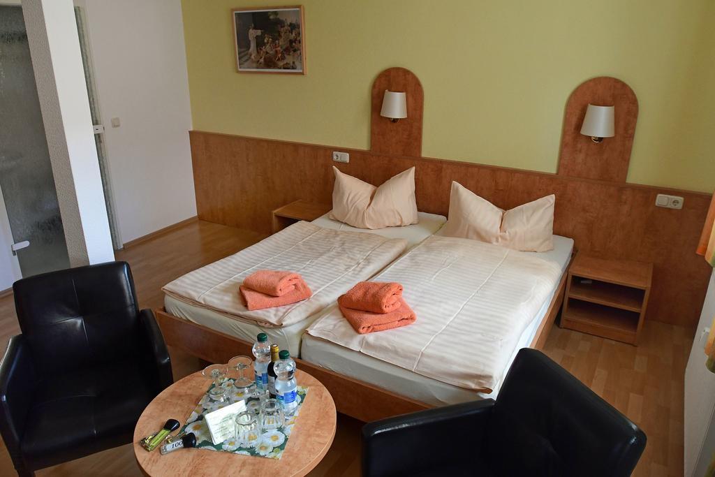 Hotel garni Goldene Henne Arnstadt Zimmer foto